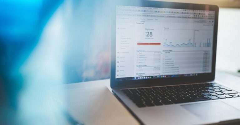 Google Analytics 4 – co to jest, jak zainstalować i jak czytać dane (przewodnik 2026)