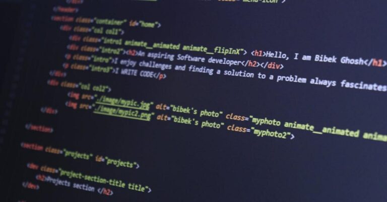 HTML – co to jest, jak działa i podstawy języka stron internetowych