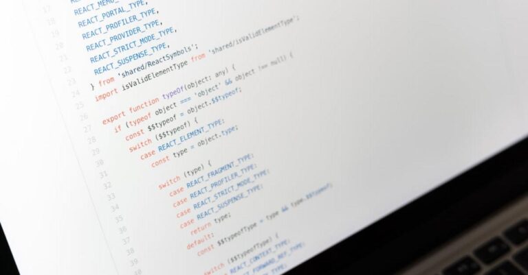 JavaScript – co to jest, do czego służy i dlaczego rządzi w web developmencie