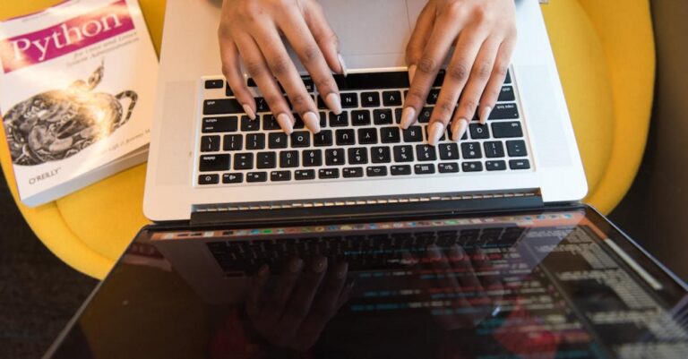 Python – co to jest, do czego służy i dlaczego jest najpopularniejszym językiem programowania