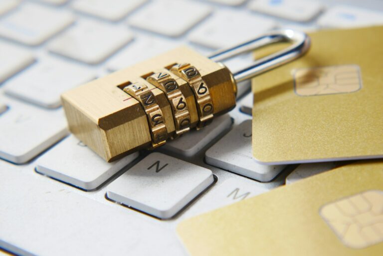 Czerwony znak ostrzeżenia na ekranie laptopa, kontekst kontrowersji wokół Kaspersky