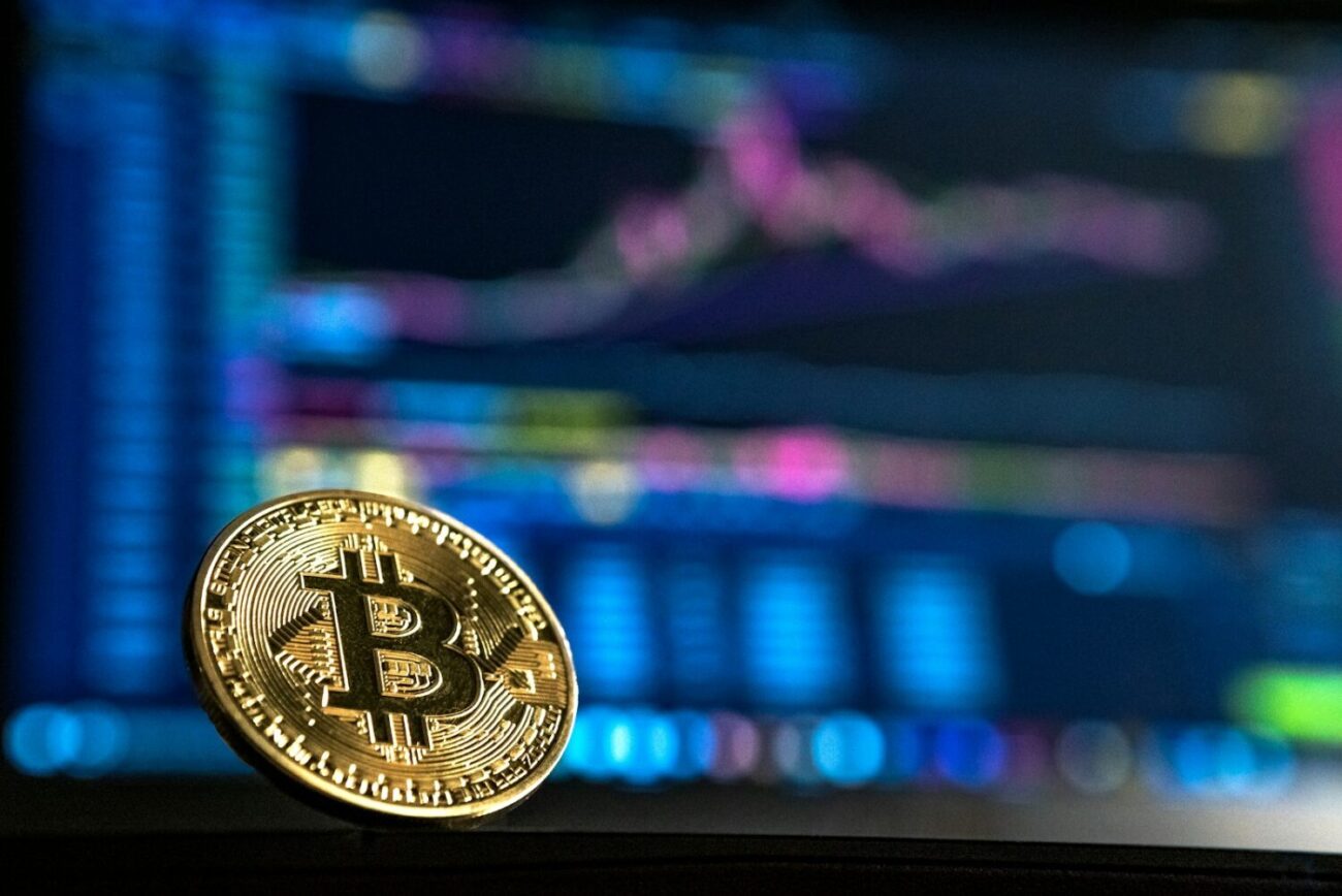 Monety bitcoin na ciemnym tle, ilustracja kryptowaluty