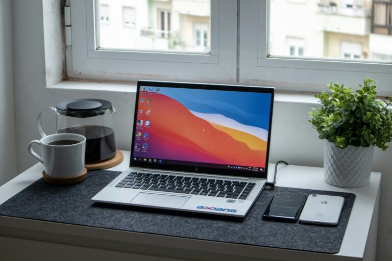 Pendrive USB podłączony do laptopa, ilustracja nośnika startowego Windows