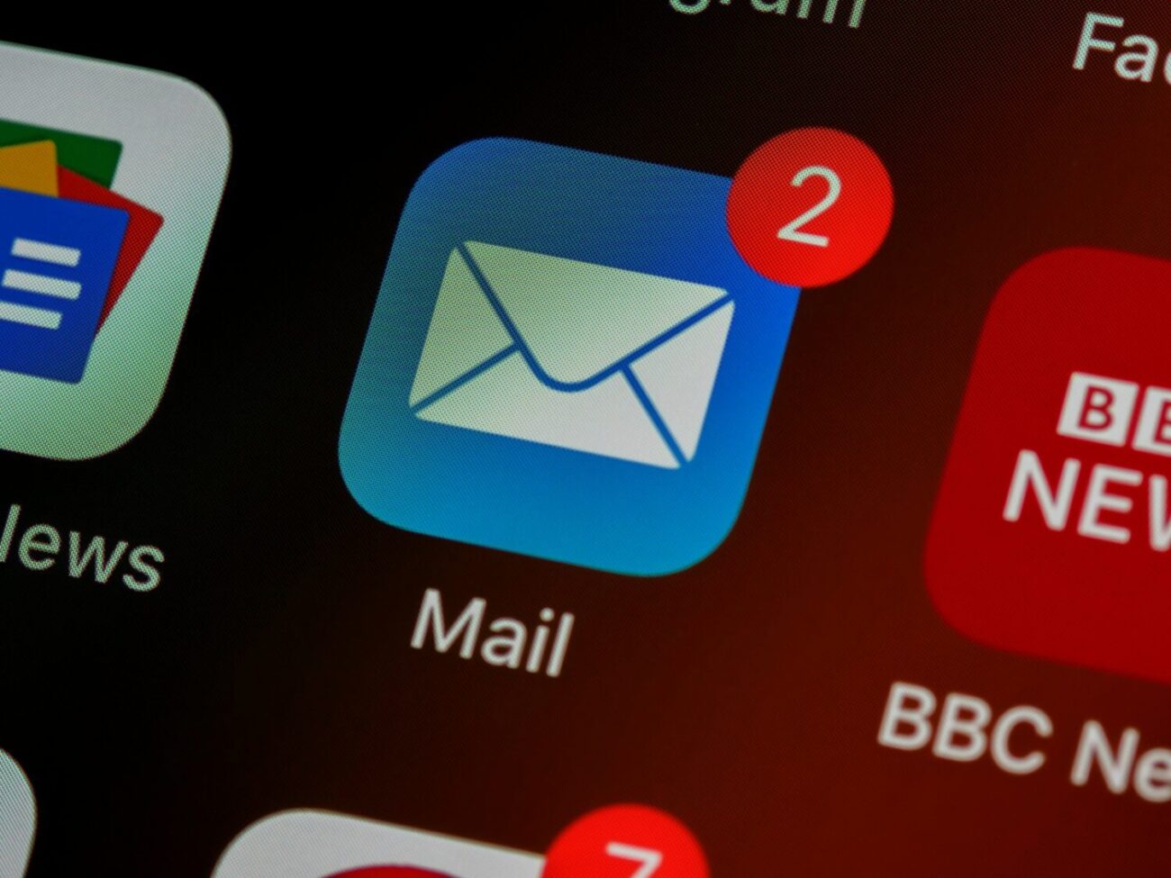 Skrzynka e-mail na ekranie, narzędzia do email marketingu
