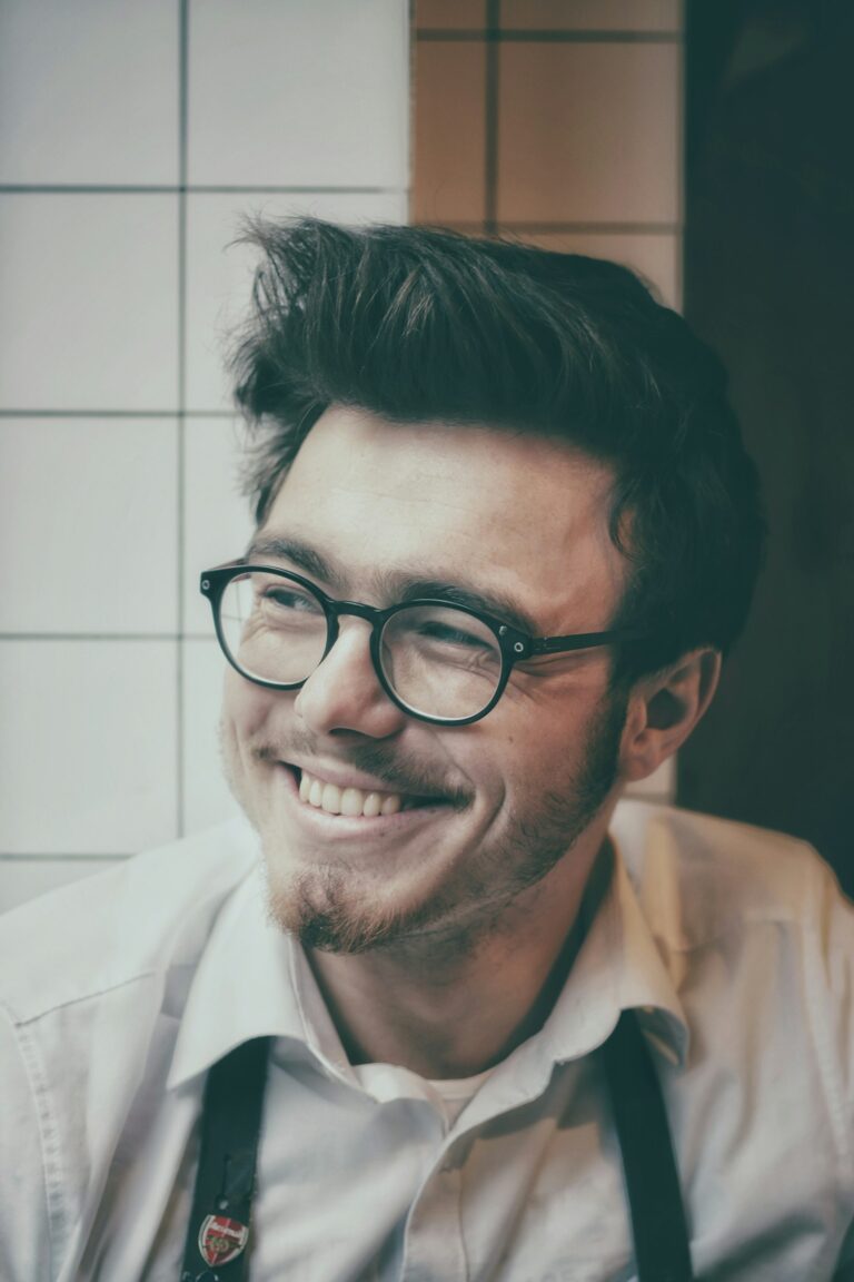 Smartfon z edycją zdjęcia twarzy — aplikacja FaceApp z filtrem starzenia AI