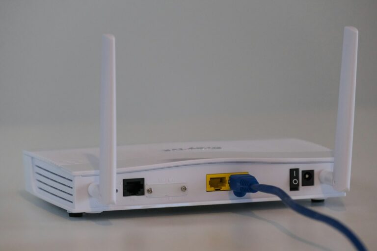 Router WiFi w domu, ilustracja wzmacniania sygnału bezprzewodowego