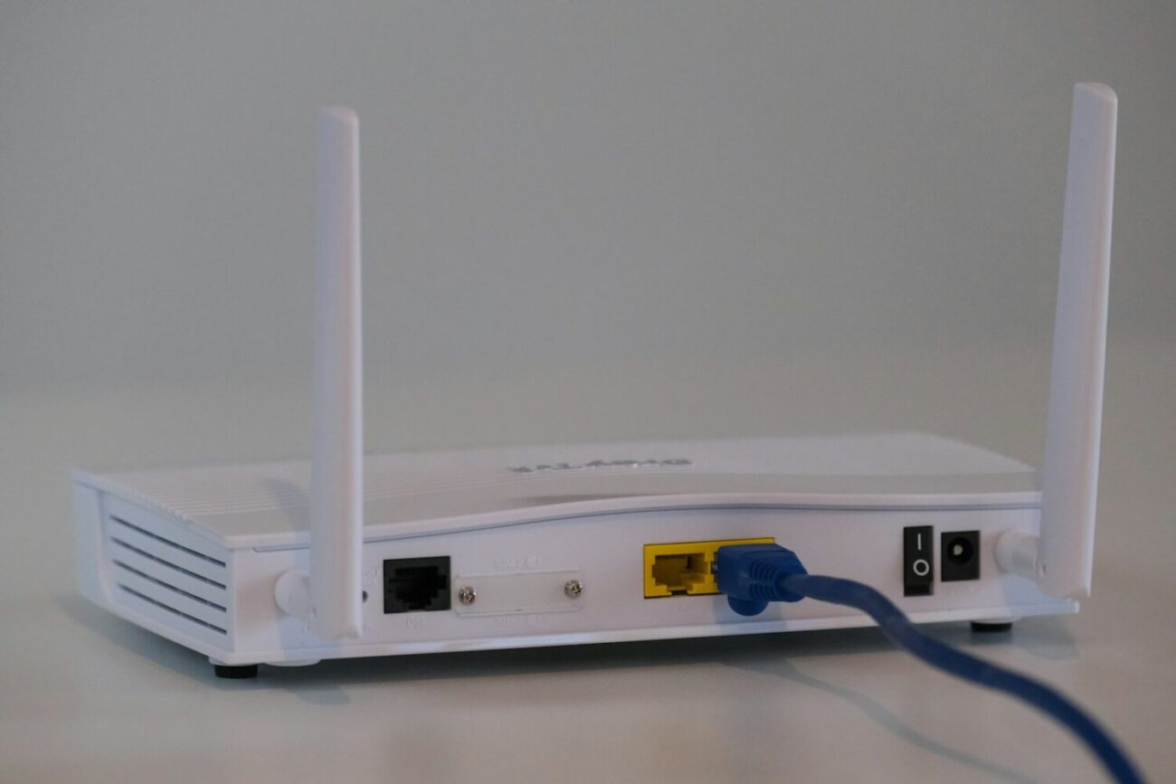 Router WiFi w domu, ilustracja wzmacniania sygnału bezprzewodowego
