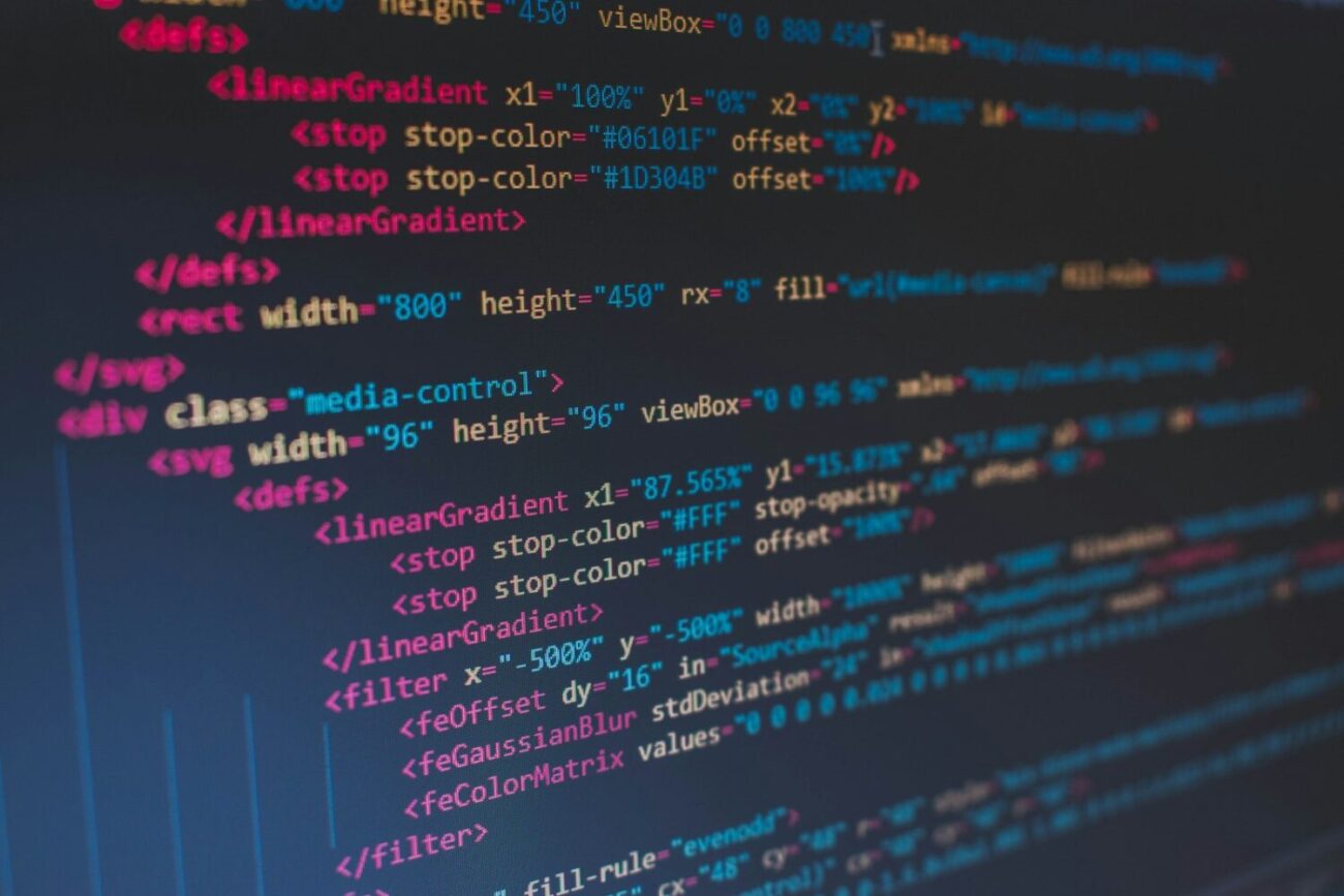 Kolorowy kod na ekranie monitora, ilustracja wyrażeń regularnych w SEO