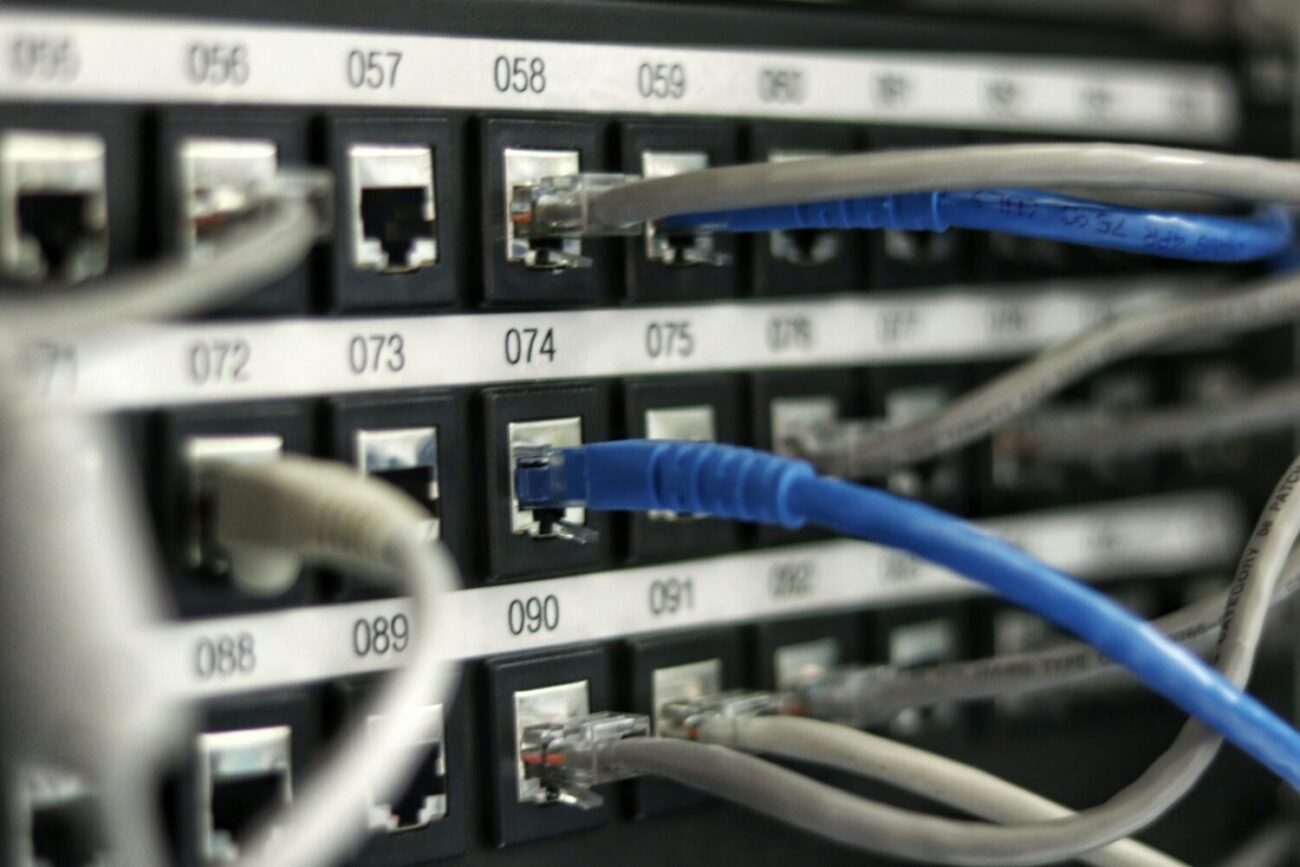Router LTE z anteną, ilustracja internetu mobilnego na kartę SIM