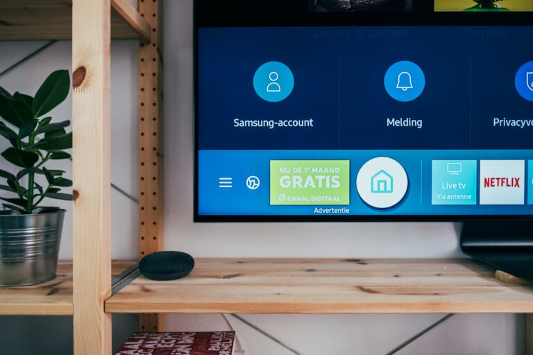 Telewizor i smartfon, ilustracja podłączenia telefonu do TV