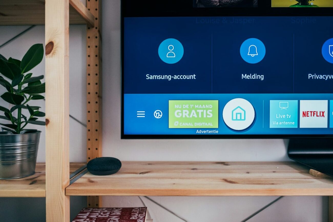 Telewizor i smartfon, ilustracja podłączenia telefonu do TV
