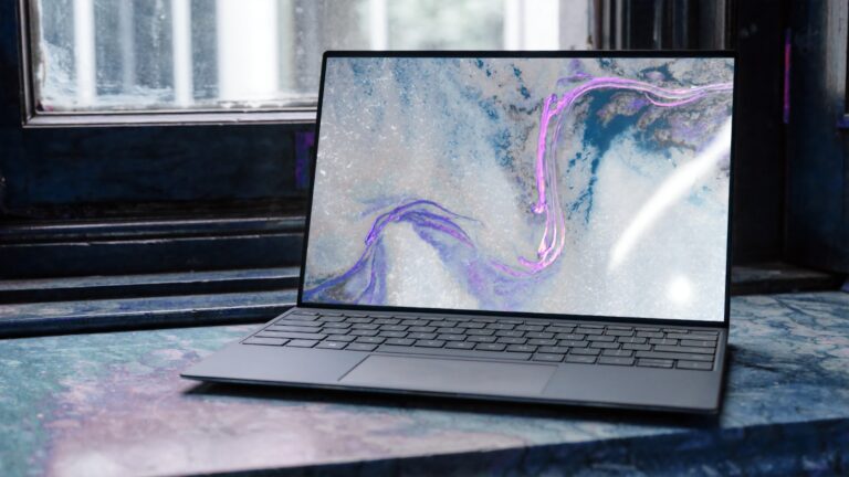 Laptop na biurku, ilustracja wymagań sprzętowych Windows 11 i aktualizacji z Windows 10