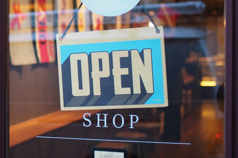 Zakupy online na laptopie, konfiguracja sklepu WooCommerce