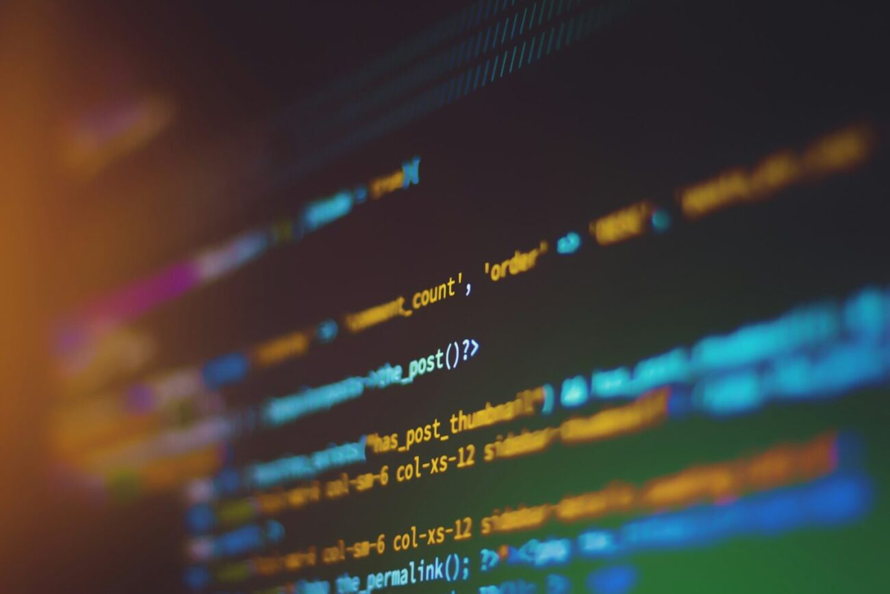 Kod JavaScript w edytorze kodu, ilustracja ataku XSS cross-site scripting