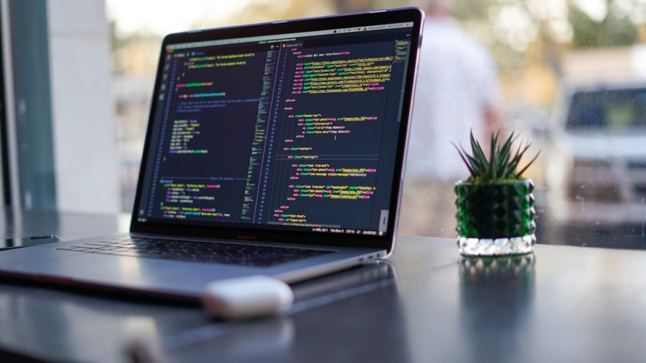 Laptop z kodem HTML na ekranie, ilustracja ściągi znaczników HTML