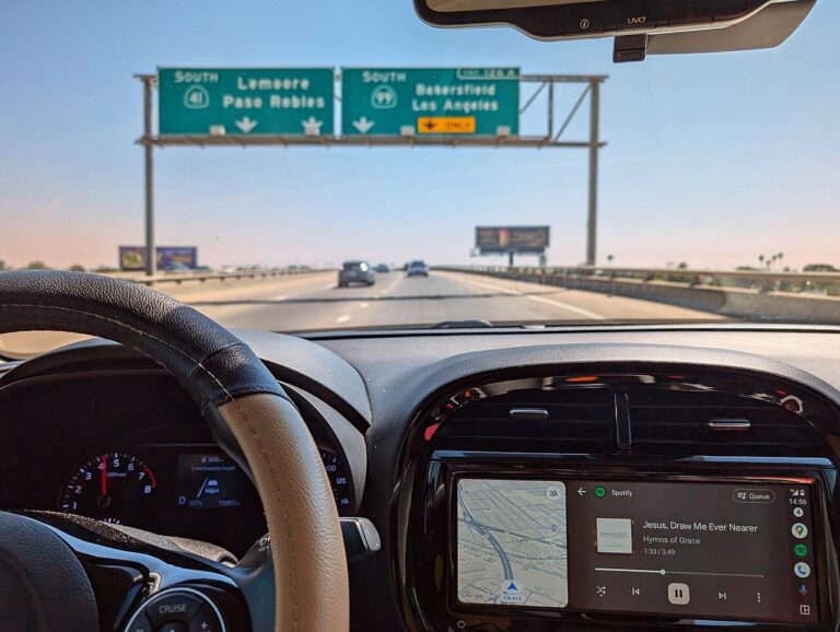 Android Auto z nawigacją i Spotify na ekranie multimediów samochodu