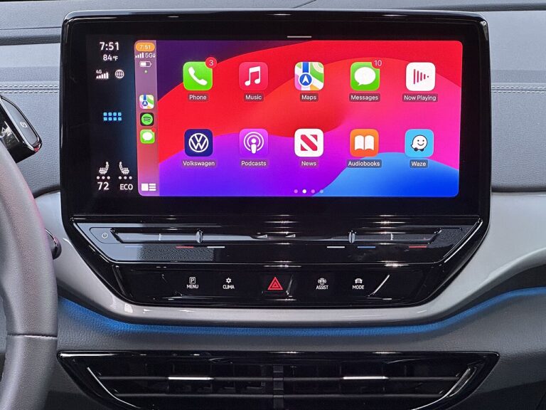 Ekran CarPlay z siatką aplikacji na wyświetlaczu Volkswagena ID.4