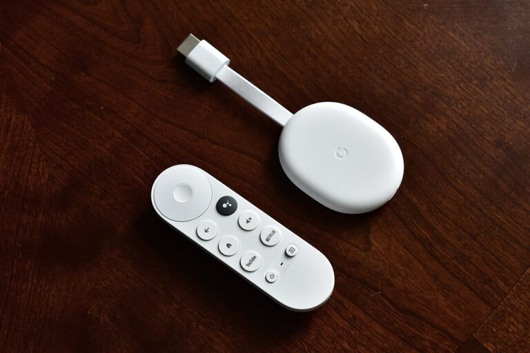 Chromecast z Google TV z pilotem na drewnianym stole