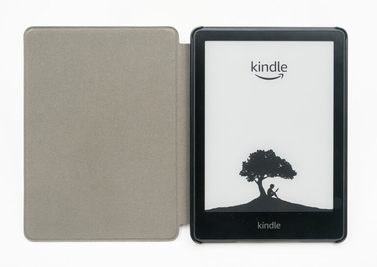 Czytnik e-booków w etui, na którym działają abonamenty Legimi i Empik Go