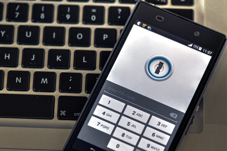 Ekran logowania z hasłem na telefonie symbolizujący menedżer haseł