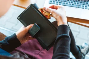 Płatność kartą online, jak w cyklicznych opłatach modelu abonamentowego