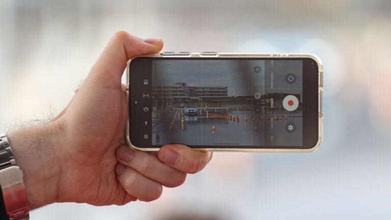 Dłoń trzymająca smartfon z aktywnym trybem nagrywania wideo