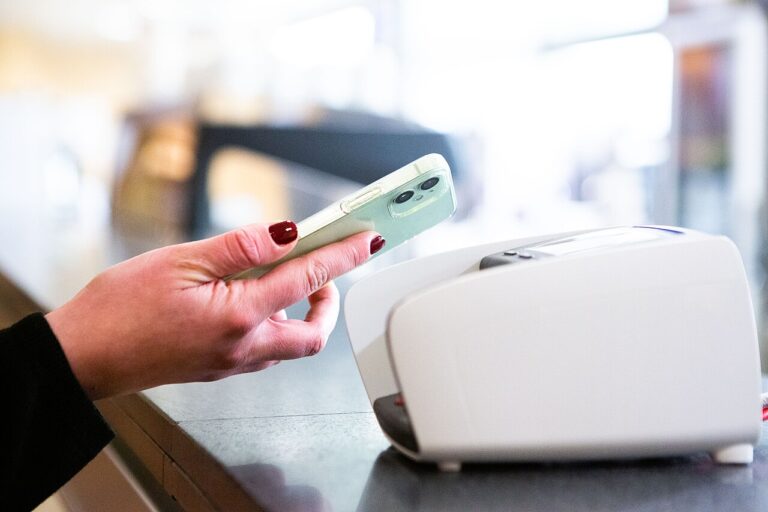 Płatność zbliżeniowa NFC telefonem przy terminalu płatniczym