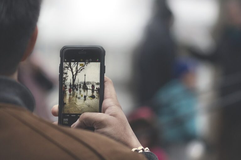 Robienie zdjęcia smartfonem, które trafi do kopii zapasowej w Zdjęciach Google