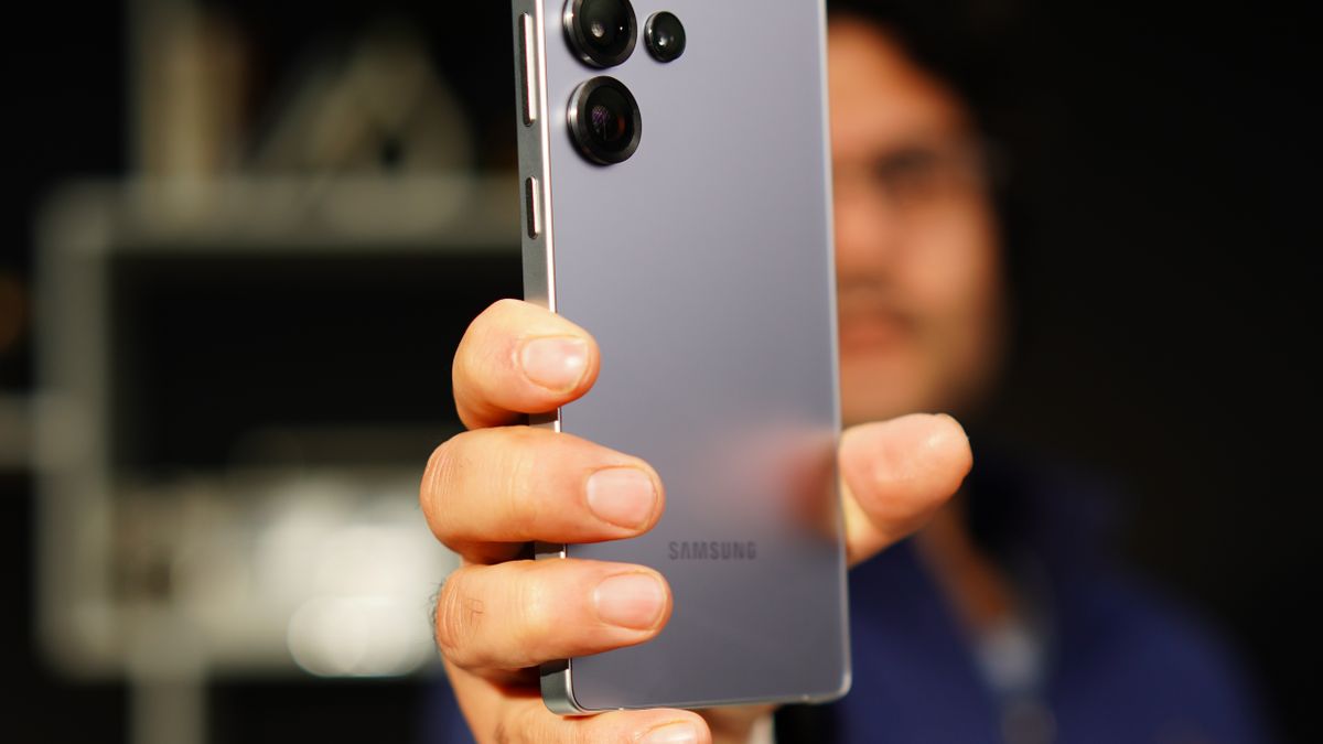 Smartfon Samsung Galaxy trzymany w dloni, widoczny przycisk boczny