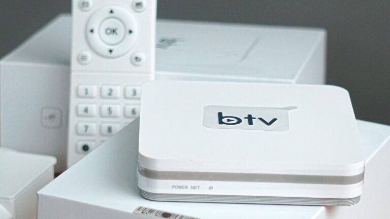 Dekoder telewizyjny z pilotem na bialym tle