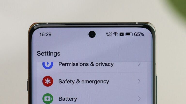 Ekran ustawień telefonu z Androidem z pozycjami prywatności, bezpieczeństwa i baterii