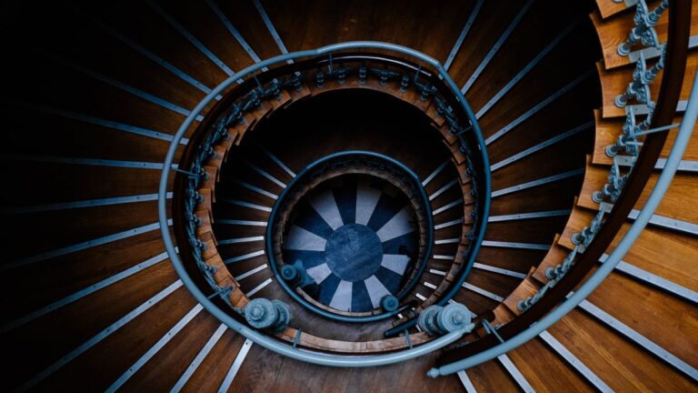 Spiralne schody widziane z góry, obraz zapętlonej trasy bez końca