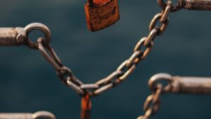 Kłódka na łańcuchu, obraz plików zablokowanych przez ransomware