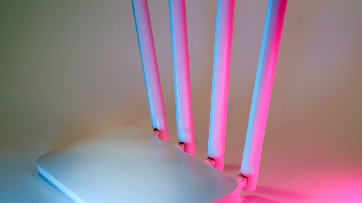 Router Wi-Fi z czterema antenami w kolorowym oswietleniu