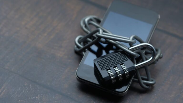 Smartfon owinięty łańcuchem z kłódką szyfrową