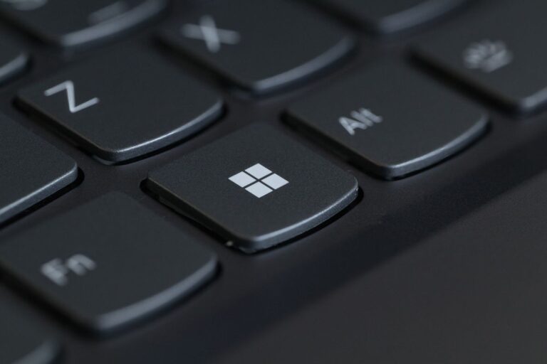 Zbliżenie klawiszy Z, X, Alt i klawisza Windows na czarnej klawiaturze