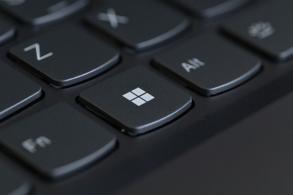 Zbliżenie klawiszy Z, X, Alt i klawisza Windows na czarnej klawiaturze
