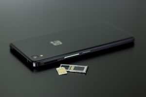 Telefon z wysuniętą tacką na kartę SIM i kartę microSD